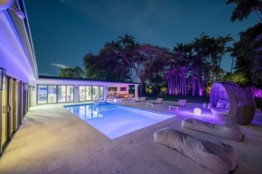 Luxury Villa Azure with Heated Pool 20 minutes to Beach